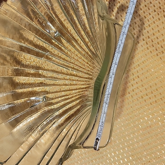 Seashell Shaped Clear Glass Bowl / Dish - Picture 8 of 8